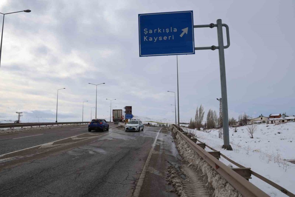 Sivas-Kayseri Kara Yolu Araç Ulaşımına Kapatıldı