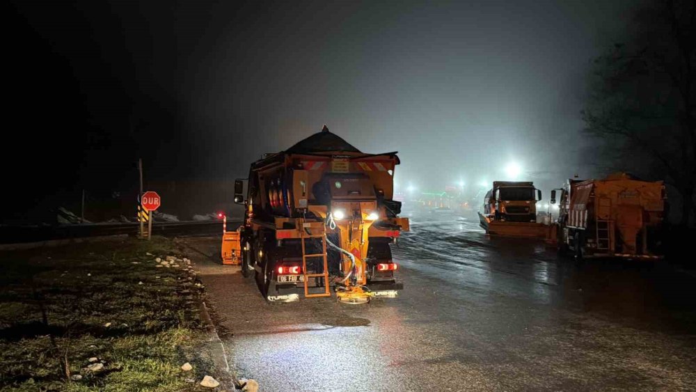 Bolu Dağı’nda Sis Ve Sağanak Yağış Etkili: Karayolları Ekipleri Teyakkuzda