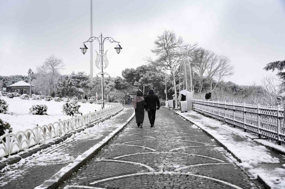 Çamlıca’da Etkili Olan Kar Yağışı Havadan Görüntülendi