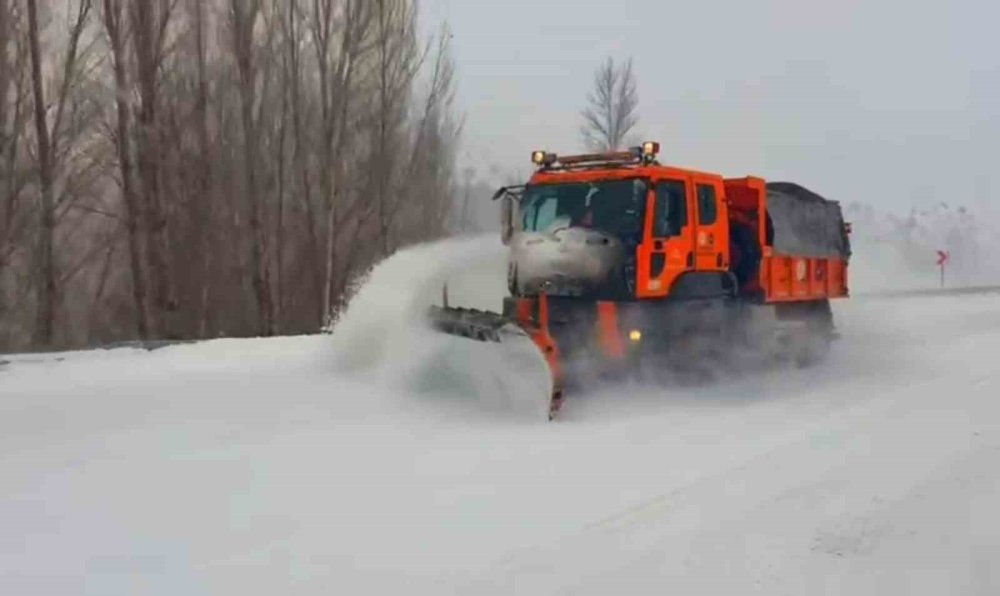 Kar Durmadı.. Karayolları Ekipleri Gece Gündüz Sahada!