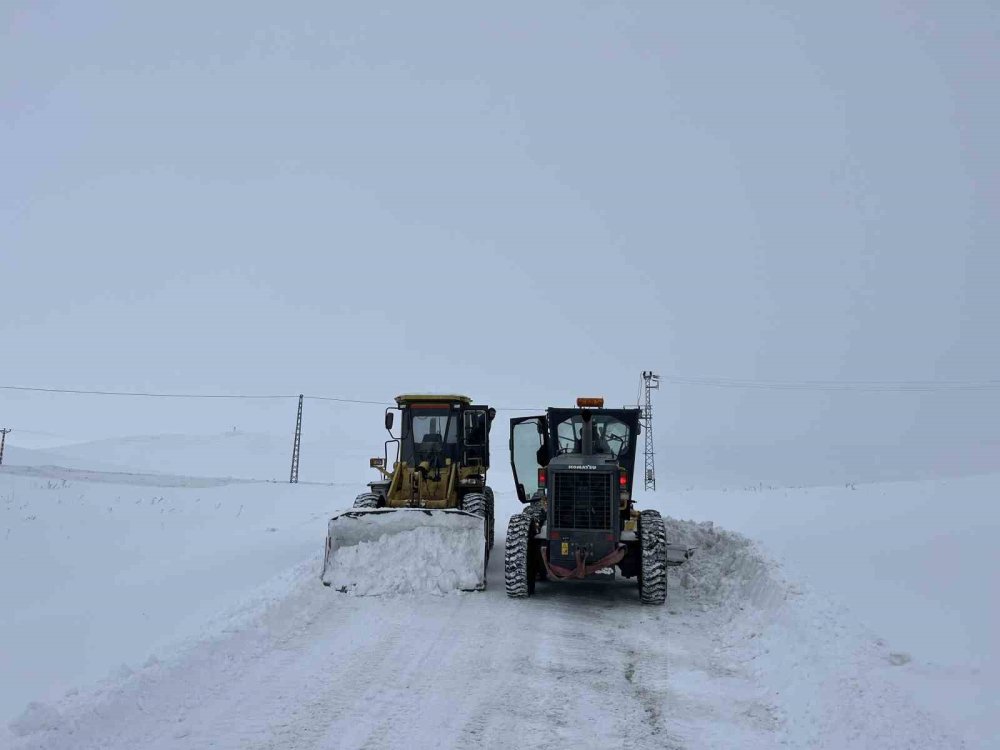 Kars’ta 2 Bin 100 Rakımda Zorlu Karla Mücadele Mesaisi