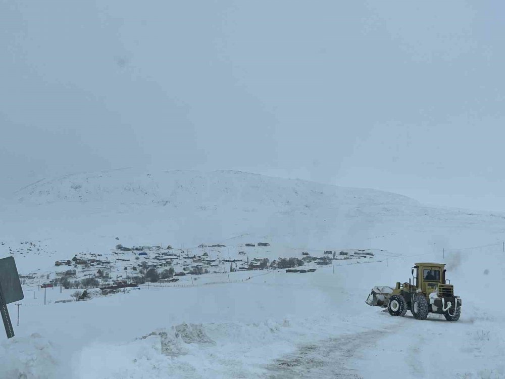 Kars’ta 2 Bin 100 Rakımda Zorlu Karla Mücadele Mesaisi