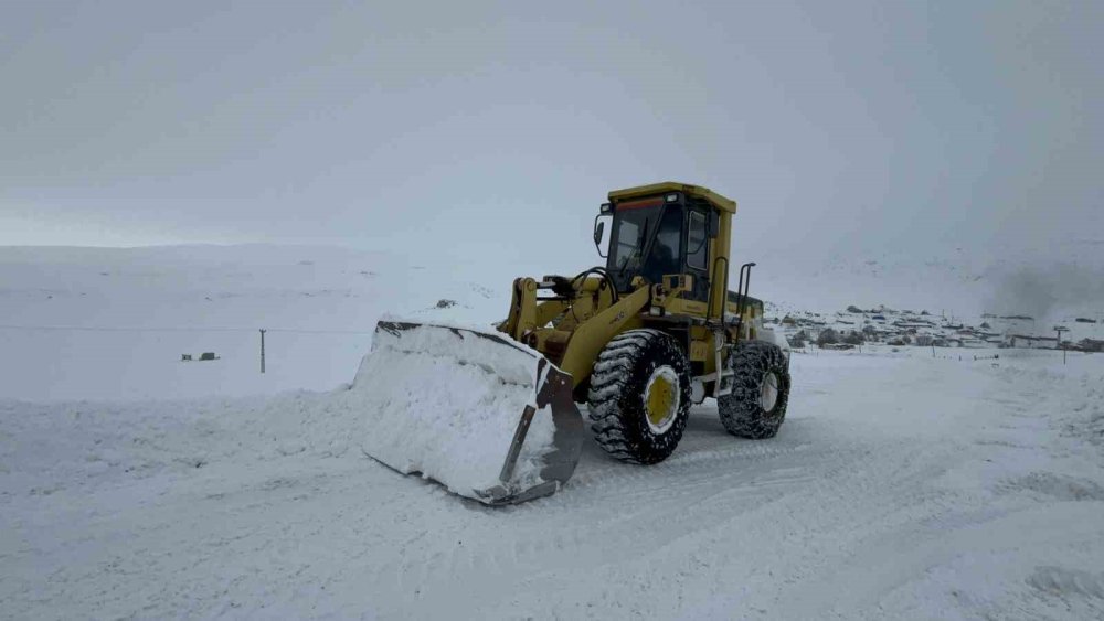 Kars’ta 2 Bin 100 Rakımda Zorlu Karla Mücadele Mesaisi