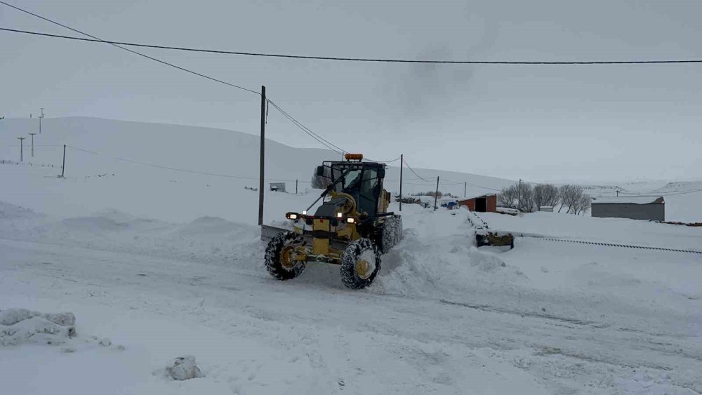 Kars’ta 2 Bin 100 Rakımda Zorlu Karla Mücadele Mesaisi