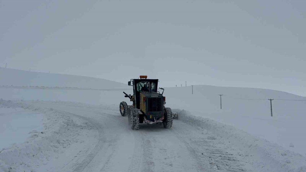 Kars’ta 2 Bin 100 Rakımda Zorlu Karla Mücadele Mesaisi