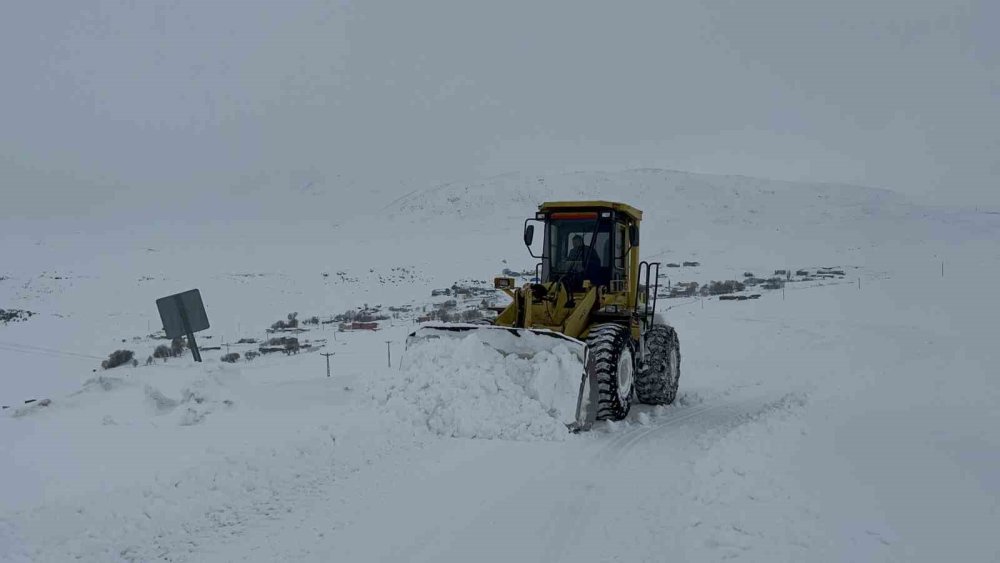 Kars’ta 2 Bin 100 Rakımda Zorlu Karla Mücadele Mesaisi