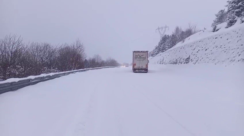 20 Tır Posof Ilgar Dağında Mahsur Kaldı