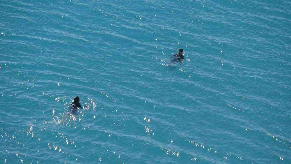 Antalya'da Kışa Meydan Okuyan Görüntüler.. 'Soğuk Hava'da Denize Girdiler!