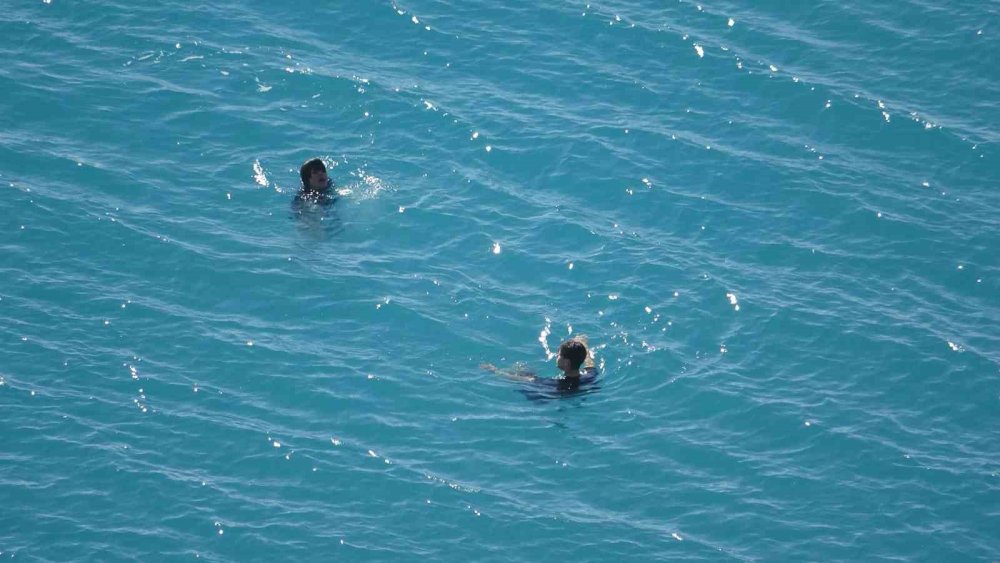 Antalya'da Kışa Meydan Okuyan Görüntüler.. 'Soğuk Hava'da Denize Girdiler!