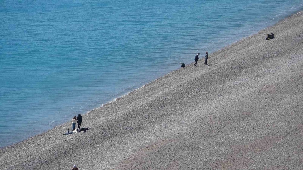 Antalya'da Kışa Meydan Okuyan Görüntüler.. 'Soğuk Hava'da Denize Girdiler!