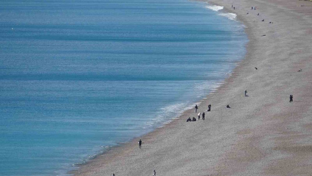 Antalya'da Kışa Meydan Okuyan Görüntüler.. 'Soğuk Hava'da Denize Girdiler!