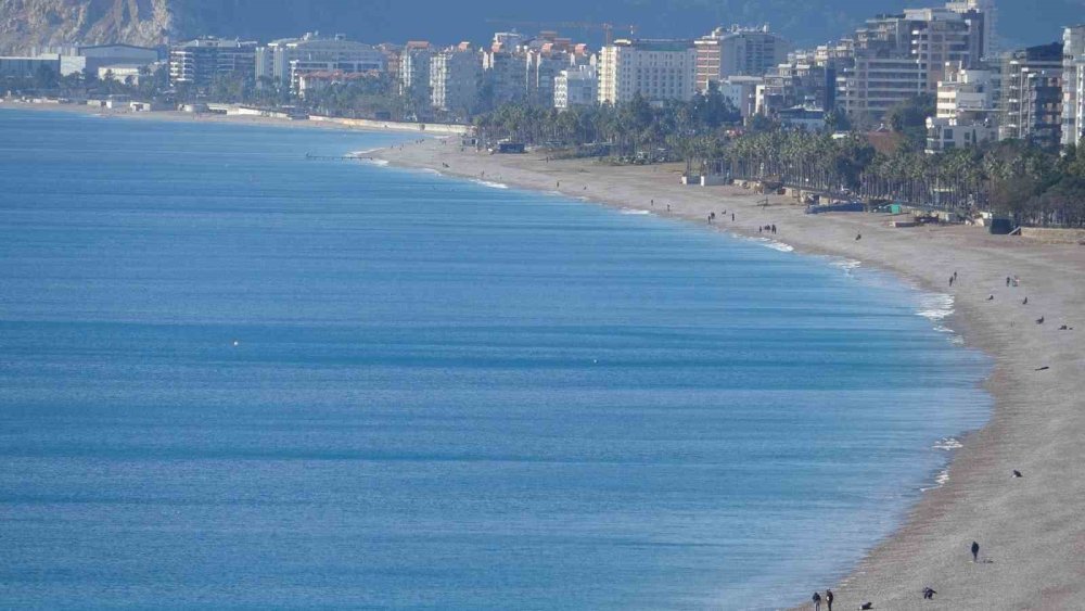 Antalya'da Kışa Meydan Okuyan Görüntüler.. 'Soğuk Hava'da Denize Girdiler!