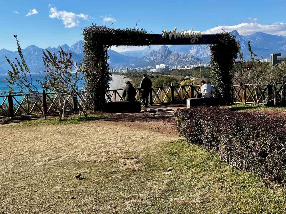 Antalya'da Kışa Meydan Okuyan Görüntüler.. 'Soğuk Hava'da Denize Girdiler!
