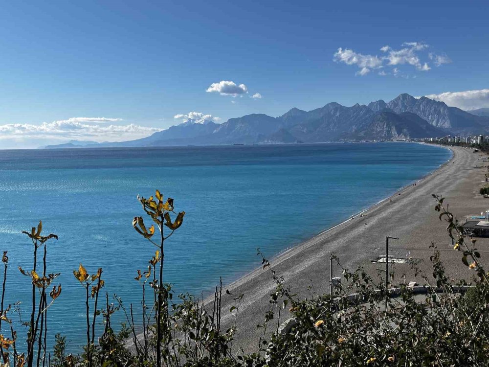 Antalya'da Kışa Meydan Okuyan Görüntüler.. 'Soğuk Hava'da Denize Girdiler!