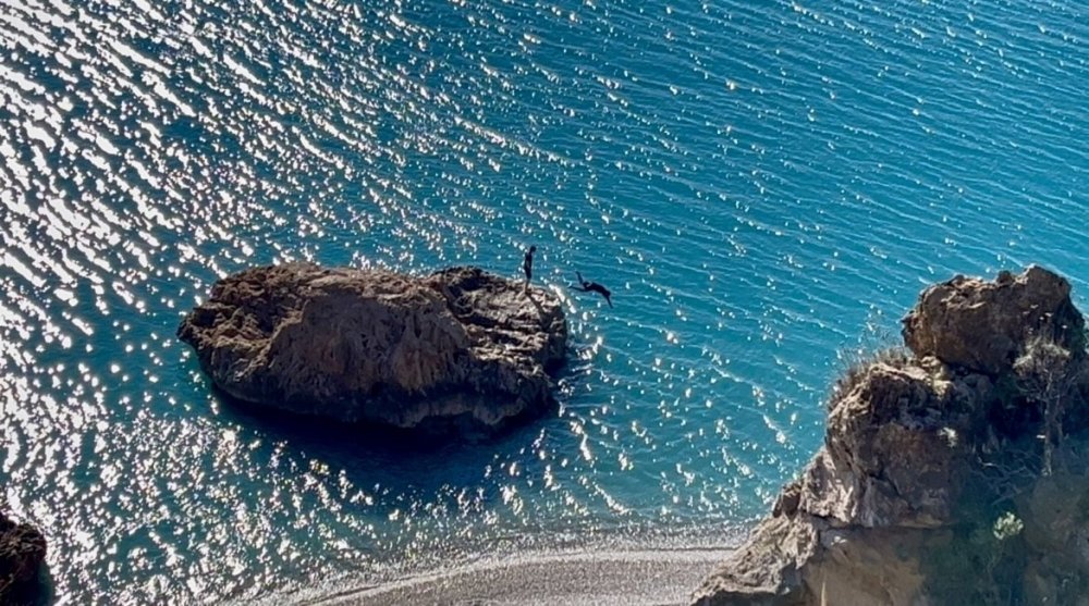 Antalya'da Kışa Meydan Okuyan Görüntüler.. 'Soğuk Hava'da Denize Girdiler!