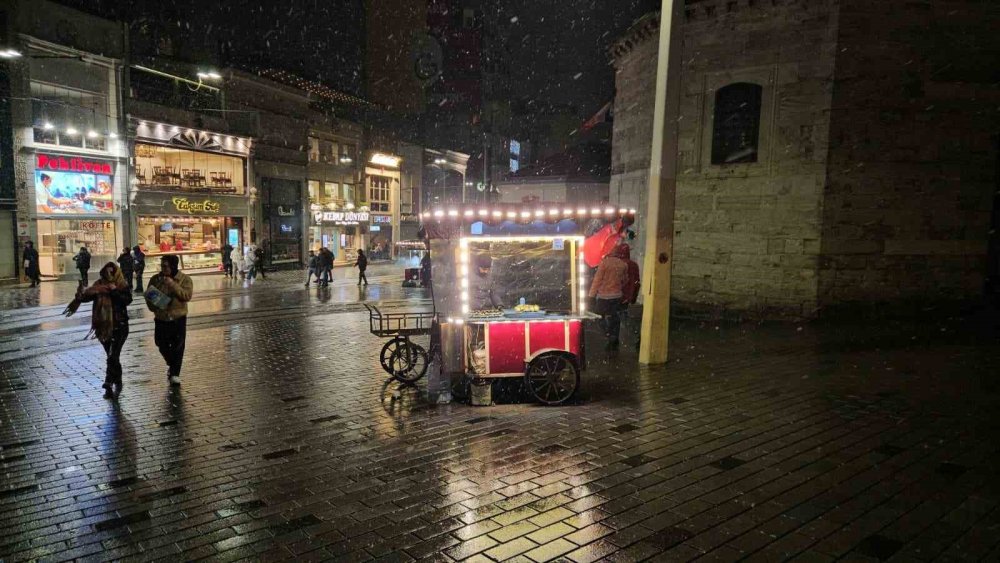 İ̇stanbul’da Gün Boyu Beklenen Kar Yağışı Gece Saatlerinde Etkisini Gösterdi