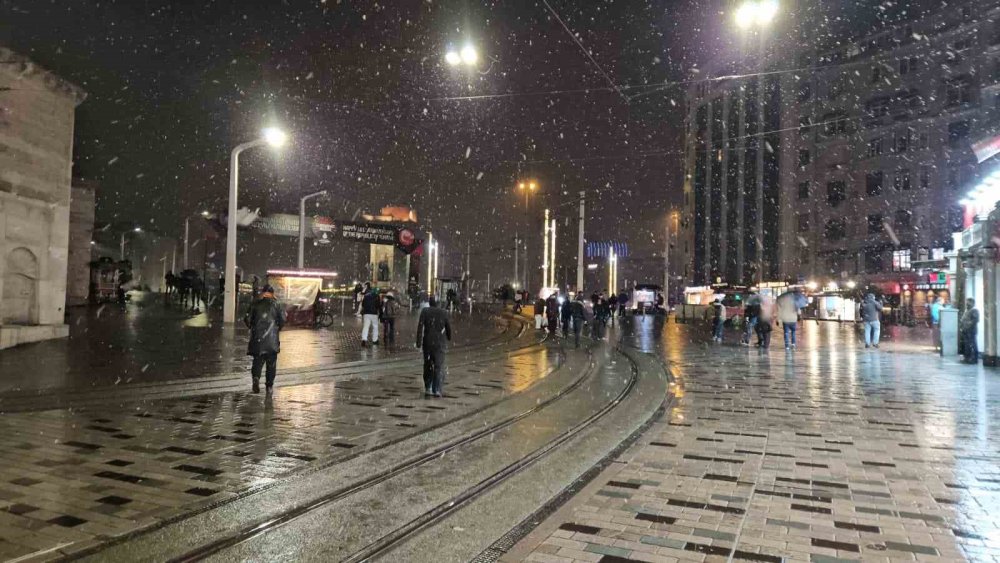 İ̇stanbul’da Gün Boyu Beklenen Kar Yağışı Gece Saatlerinde Etkisini Gösterdi