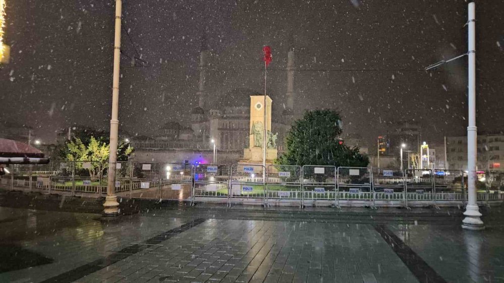 İ̇stanbul’da Gün Boyu Beklenen Kar Yağışı Gece Saatlerinde Etkisini Gösterdi