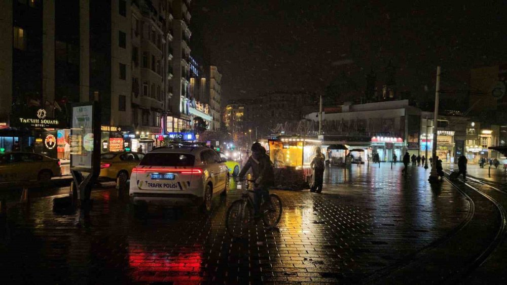 İ̇stanbul’da Gün Boyu Beklenen Kar Yağışı Gece Saatlerinde Etkisini Gösterdi