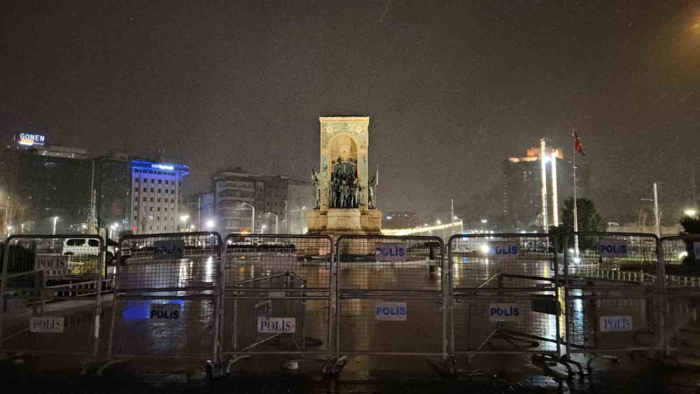 İ̇stanbul’da Gün Boyu Beklenen Kar Yağışı Gece Saatlerinde Etkisini Gösterdi