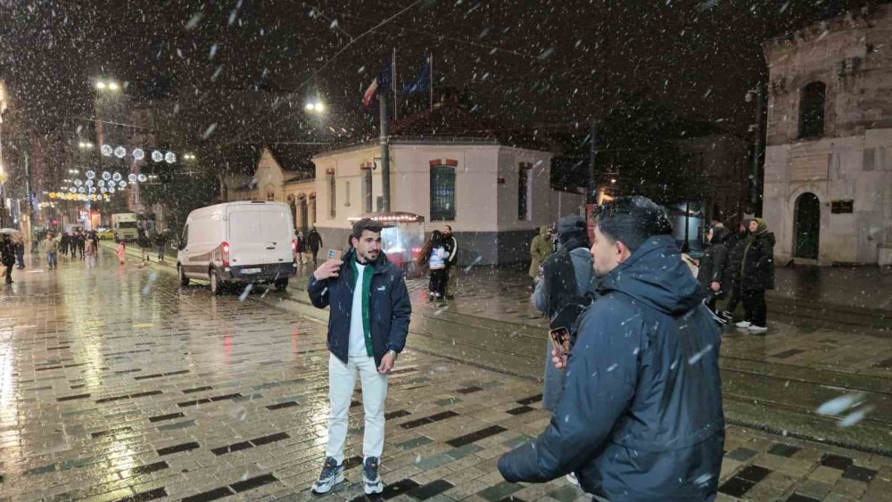 İ̇stanbul’da Gün Boyu Beklenen Kar Yağışı Gece Saatlerinde Etkisini Gösterdi