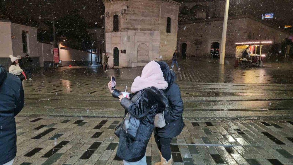 İ̇stanbul’da Gün Boyu Beklenen Kar Yağışı Gece Saatlerinde Etkisini Gösterdi