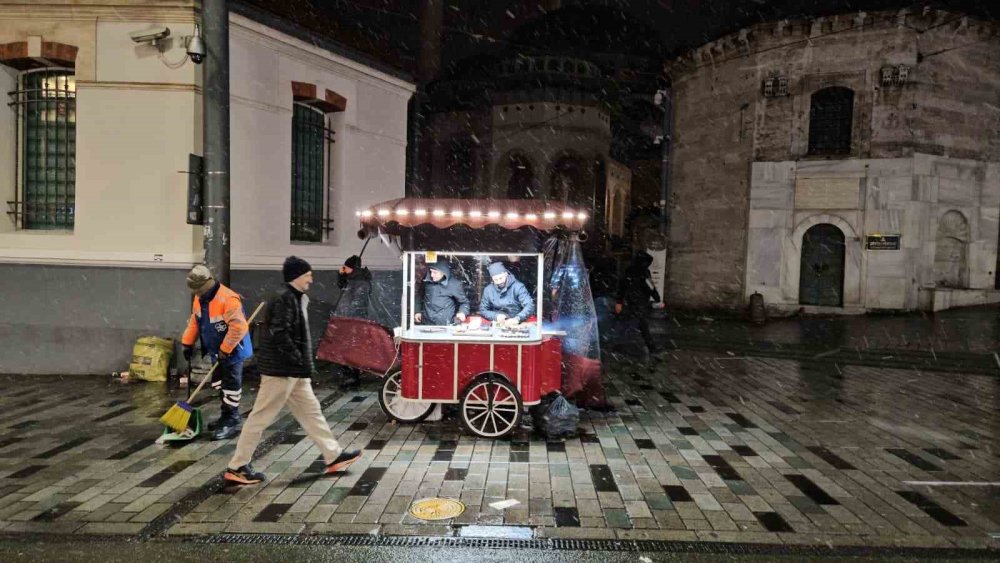 İ̇stanbul’da Gün Boyu Beklenen Kar Yağışı Gece Saatlerinde Etkisini Gösterdi