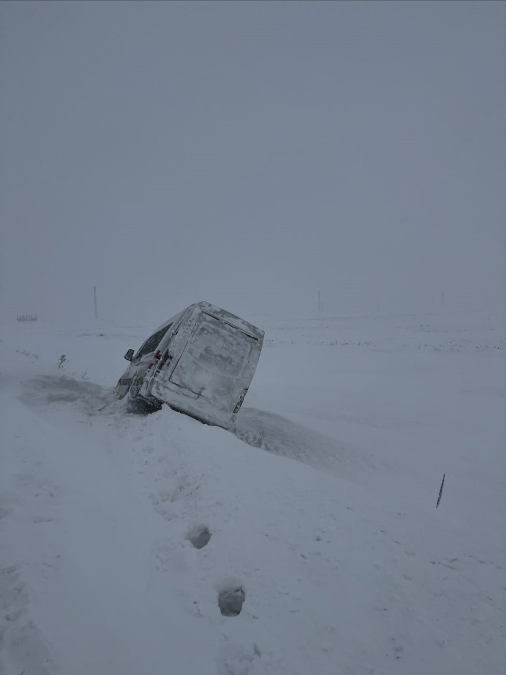 Kara Saplanan Minibüsteki Yolcuları Jandarma Kurtardı