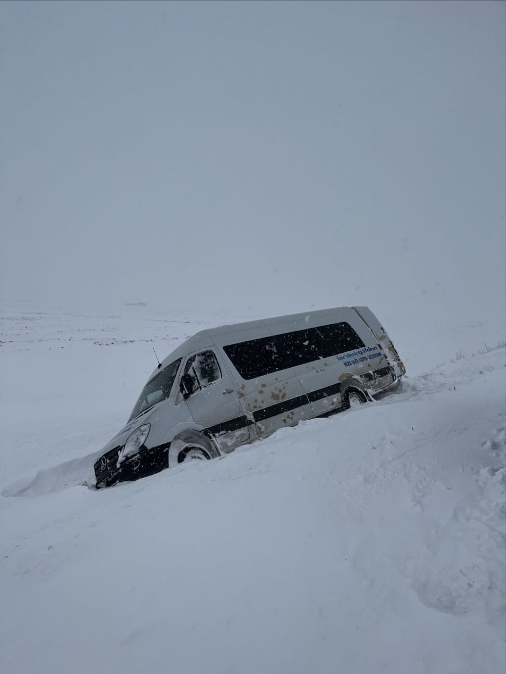 Kara Saplanan Minibüsteki Yolcuları Jandarma Kurtardı