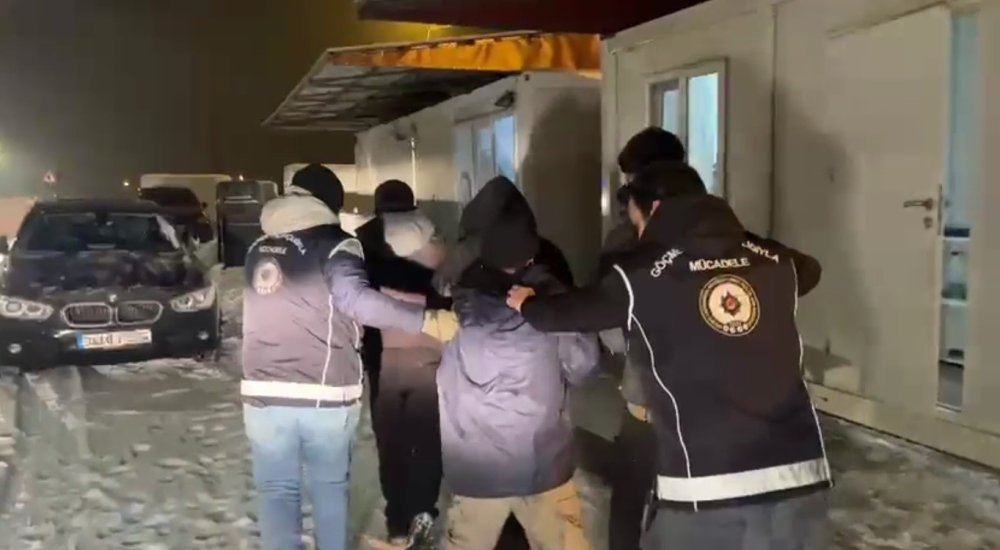 Kars’ta Saman Balyaları Arasından Kaçak Göçmen Çıktı: 1 Tutuklama