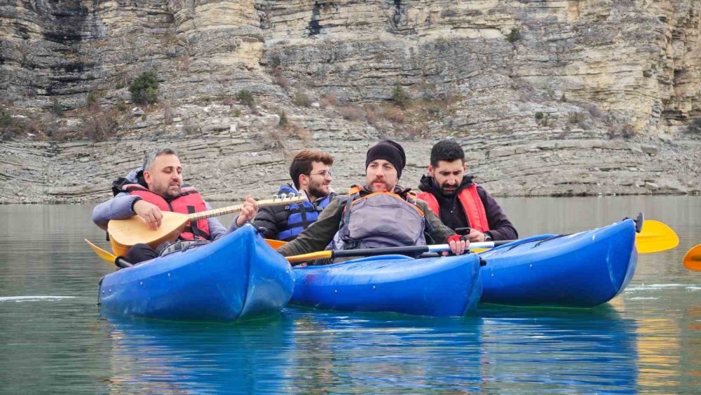 Tortum Gölü’nde Kano Üzerinde Sazlı Sözlü Eğlence