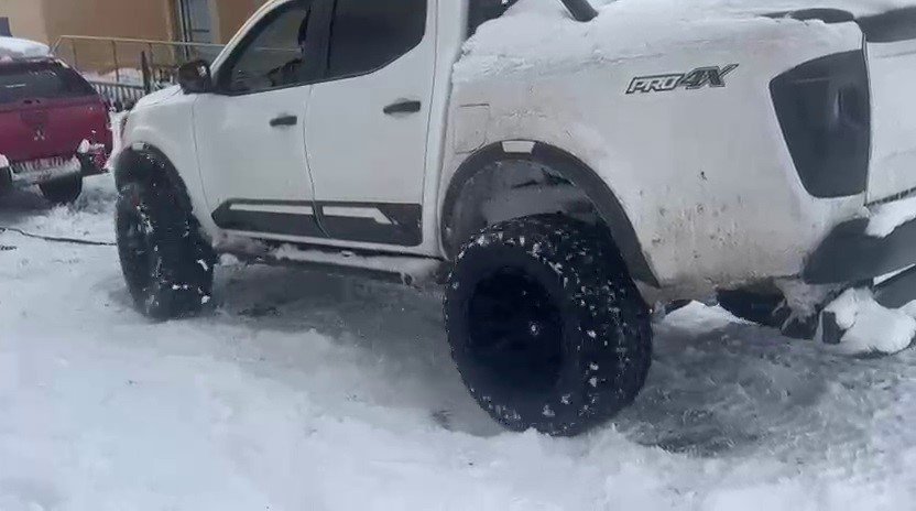 Ardahan’da Buz Tutan Yolda Araçlar İlerleyemedi