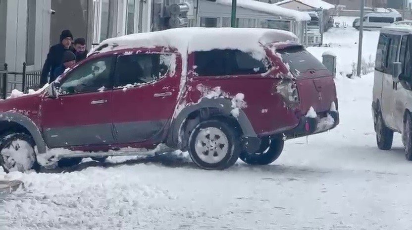 Ardahan’da Buz Tutan Yolda Araçlar İlerleyemedi