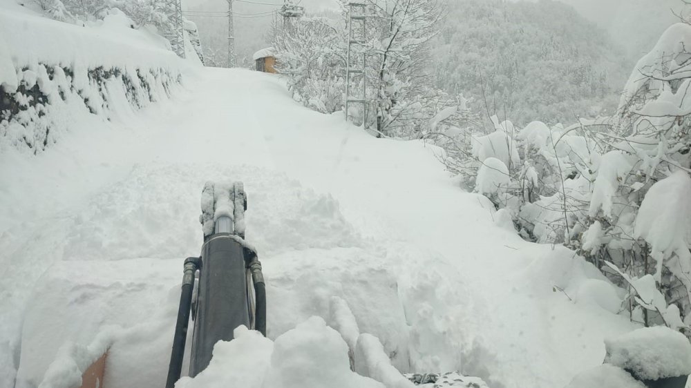 Artvin’de Kar Yağışı Nedeniyle 34 Köy Yolu Ulaşıma Kapandı