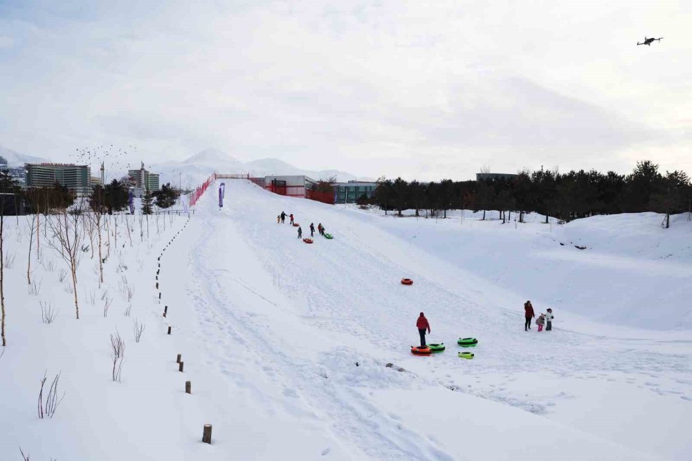 Atatürk Üniversitesi’nde Kış Coşkusu Kampüse Taşındı