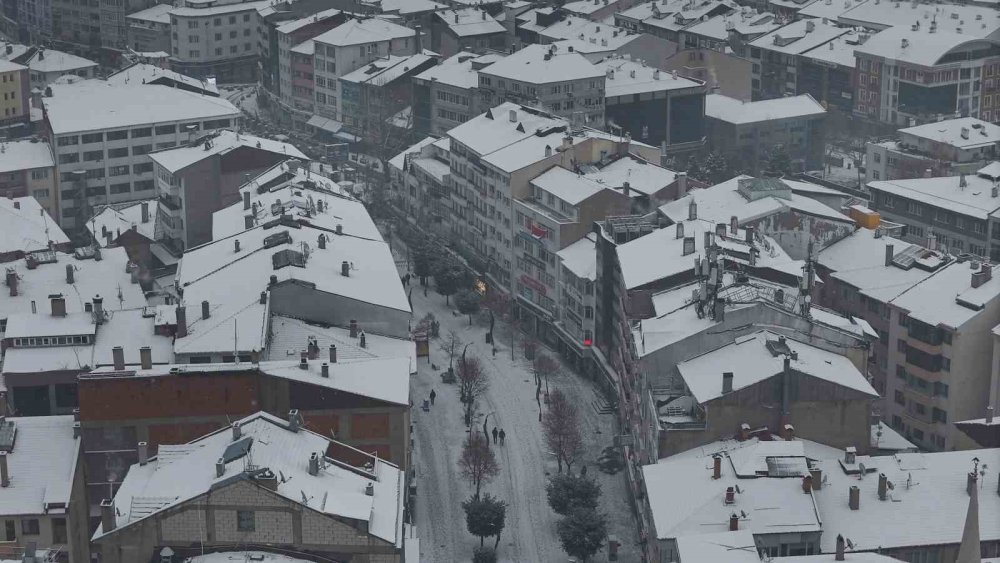 Bolu’da Kar Yağışı Sürüyor: Kış Güzelliği Havadan Görüntülendi