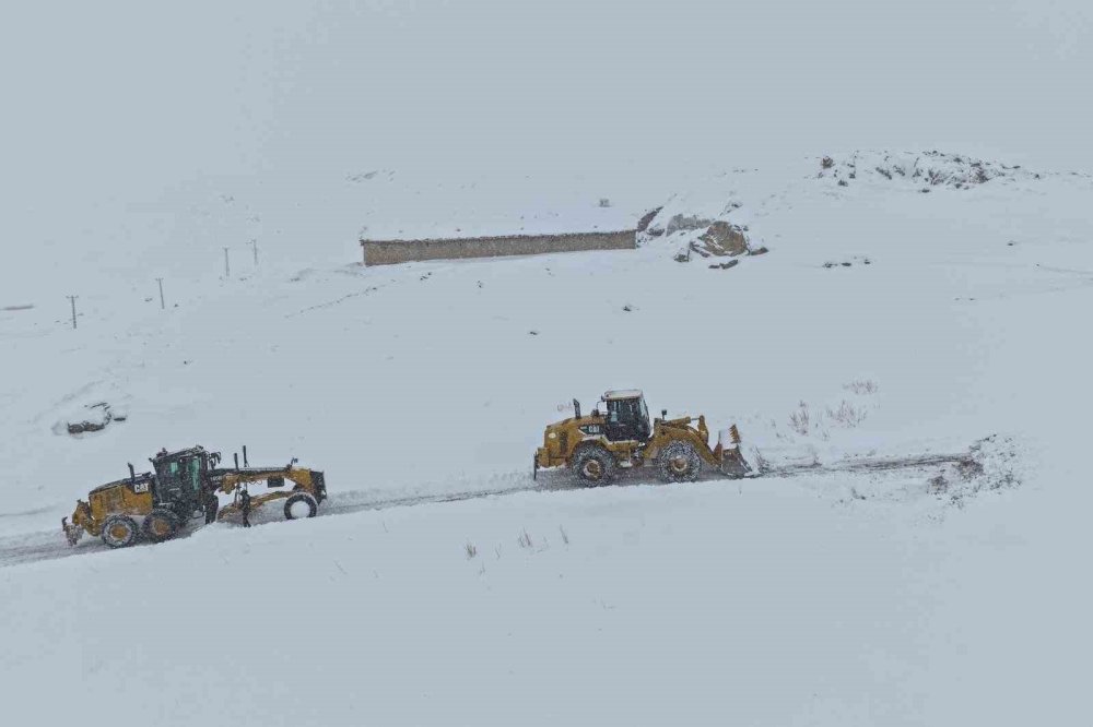 Van’da 363 Yerleşim Yerinin Yolu Kapandı