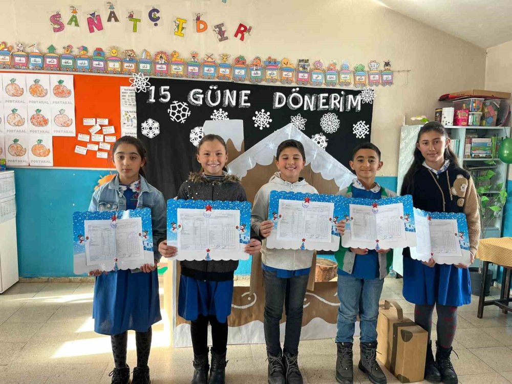 Akyaka’da Köy Okulunda Öğrenciler Karnelerini Aldı