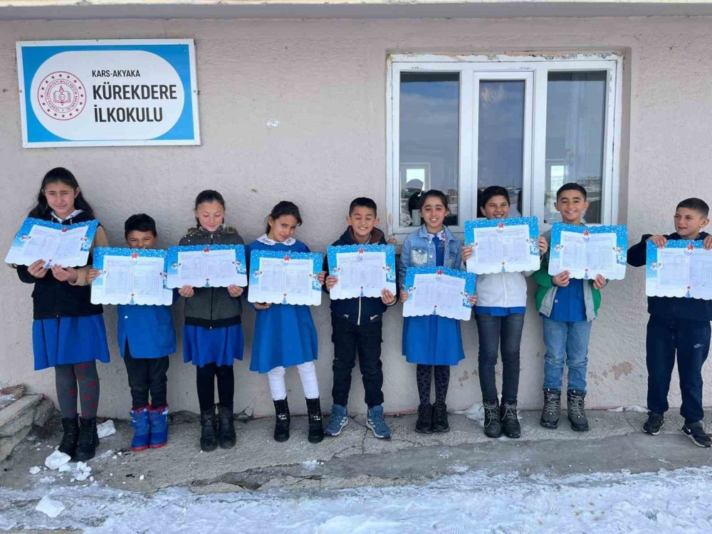 Akyaka’da Köy Okulunda Öğrenciler Karnelerini Aldı