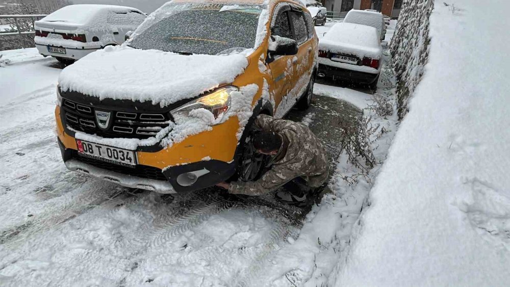 Artvin’de Kar Etkili Oluyor