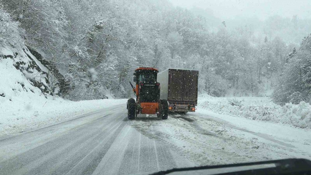 Hopa-Borçka Karayolunda Kar Ve Tipi Ulaşımı Güçleştiriyor