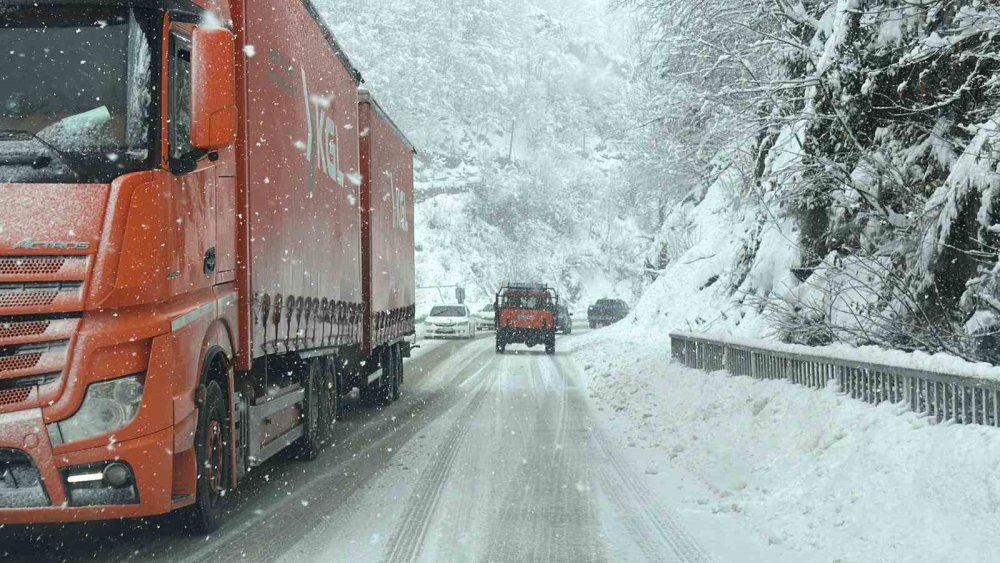 Hopa-Borçka Karayolunda Kar Ve Tipi Ulaşımı Güçleştiriyor