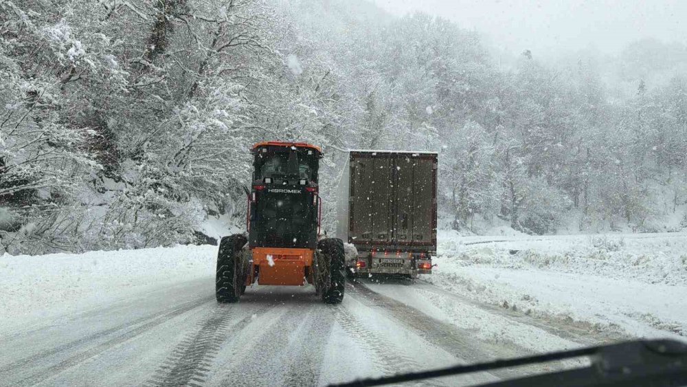 Hopa-Borçka Karayolunda Kar Ve Tipi Ulaşımı Güçleştiriyor