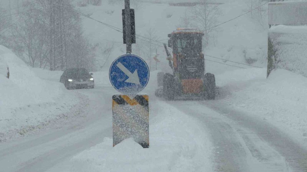 Hopa-Borçka Karayolunda Kar Ve Tipi Ulaşımı Güçleştiriyor