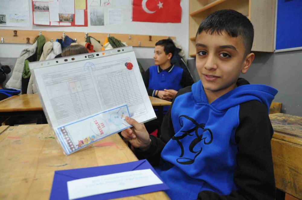 Kars’ta 56 Bin 651 Öğrenci Karne Sevinci Yaşadı