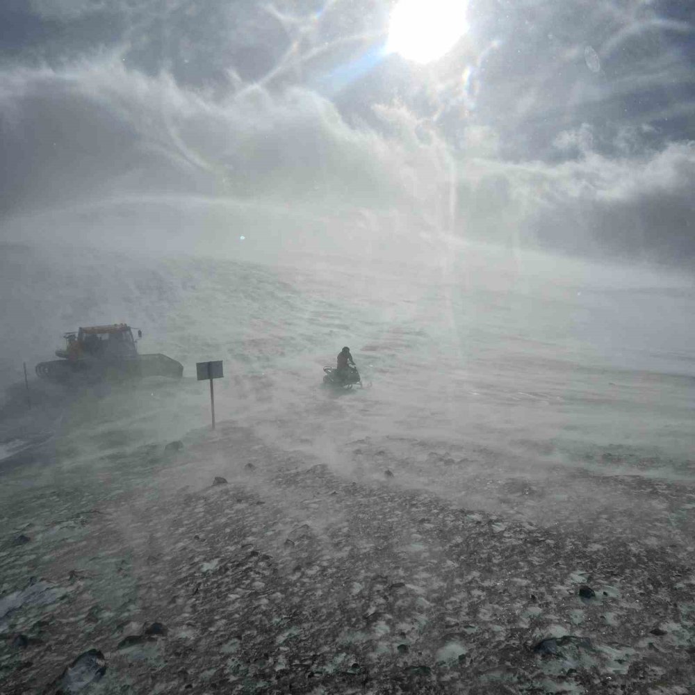 Trabzon’un Yükseklerinde Kar Fırtınası Etkili Oluyor