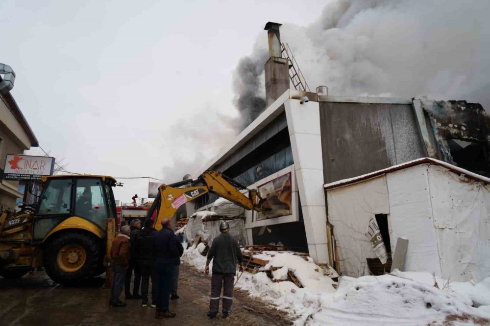 Erzurum'da 'Mobilya Fabrikası'nda Patlama ve Yangın.. 2 Ölü, 6 Yaralı!