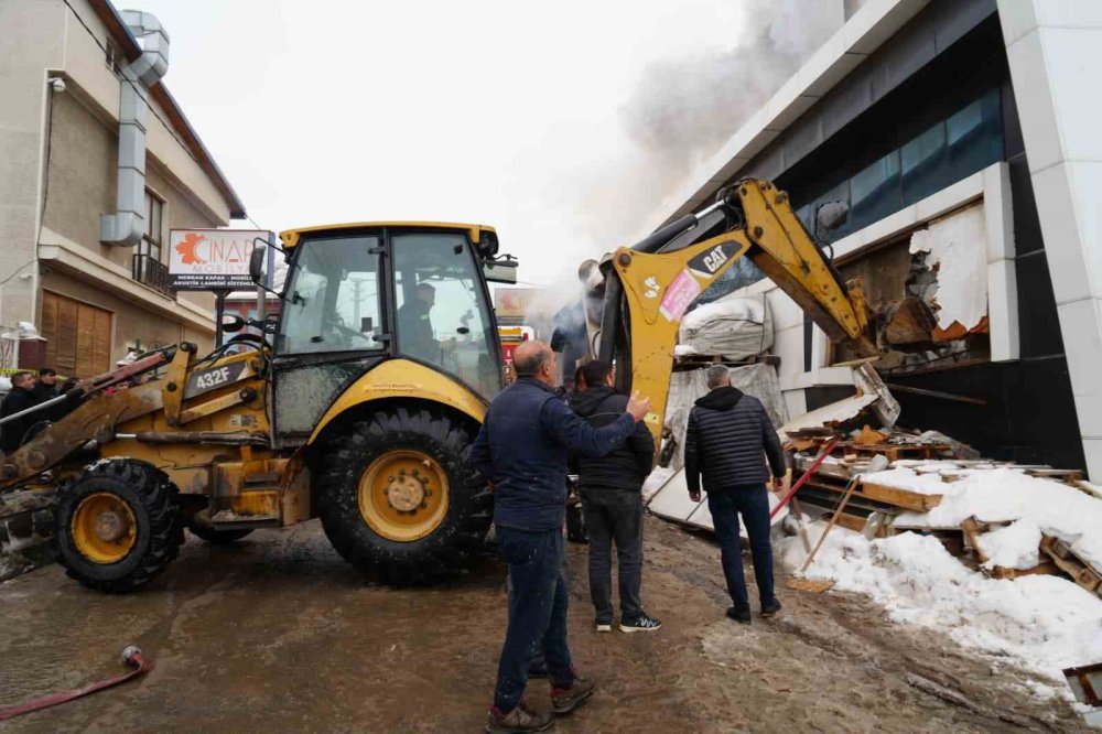 Erzurum'da 'Mobilya Fabrikası'nda Patlama ve Yangın.. 2 Ölü, 6 Yaralı!