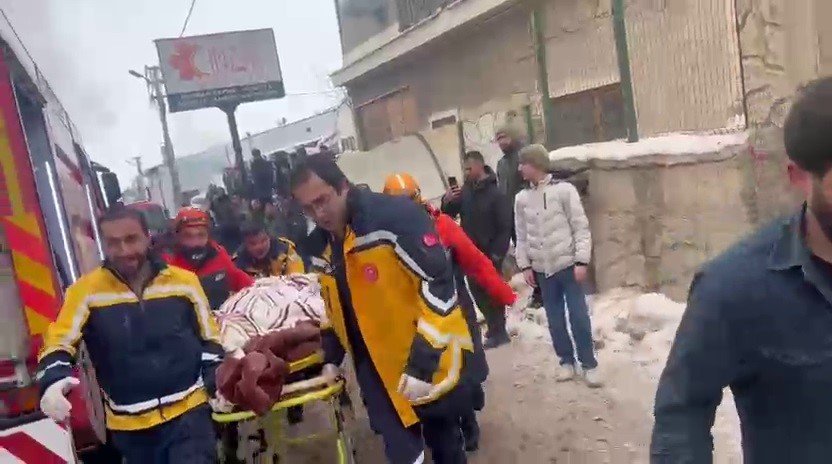 Yangında İçerde Kalan 2 Kişi Ekiplerin Yardımıyla Kurtarıldı