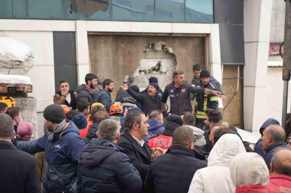 Yangında İçerde Kalan 2 Kişi Ekiplerin Yardımıyla Kurtarıldı